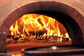 Sabor e Tradição à Beira-Mar: A Arte da Pizza Caseira em Forno a Lenha no Ambiente de Praia
