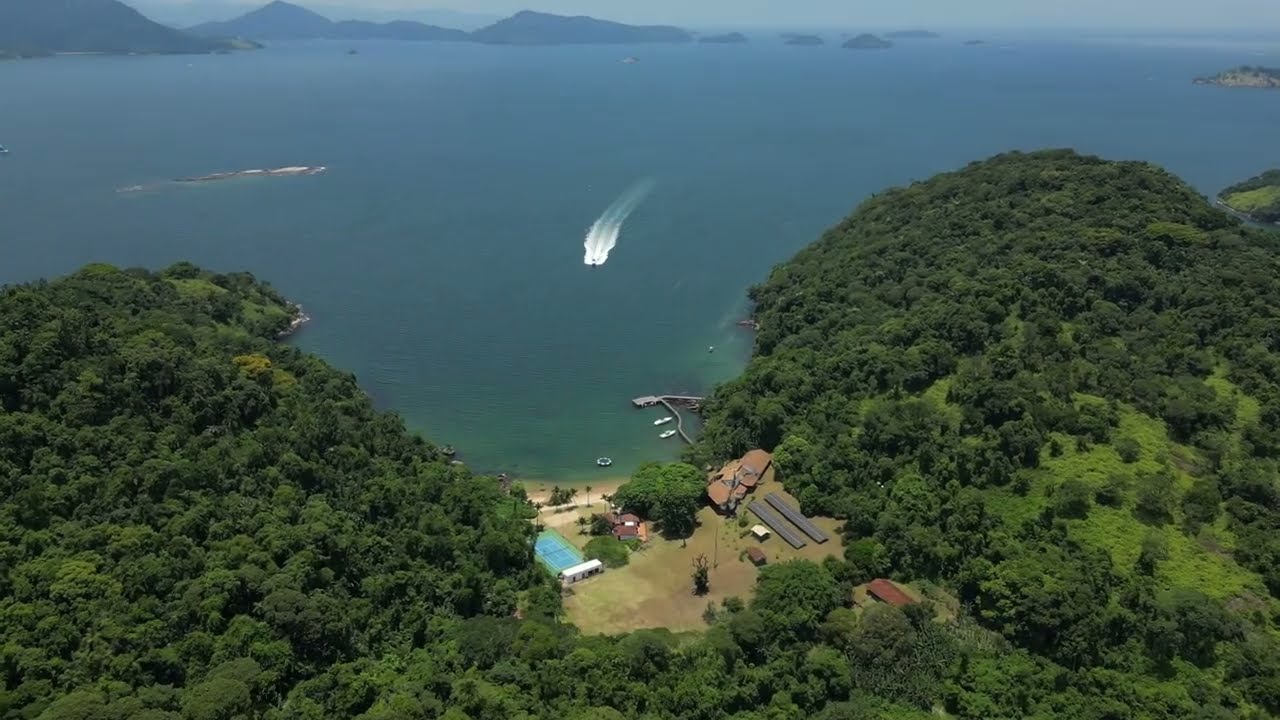 Casa de férias frente mar com lazer completo em praia paradisíaca em Angra dos Reis/RJ.