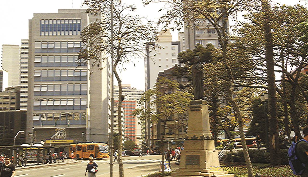 Praça Tiradentes: Coração Histórico e Cultural de Curitiba